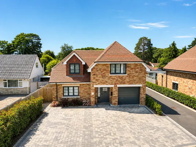 Heather Ridge Close, Ashley Heath, Ringwood, Dorset, BH24 2NL, photo 1