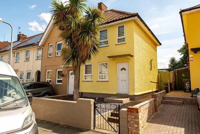 Dickens Road, Gravesend, Kent DA12 2JY, photo 1