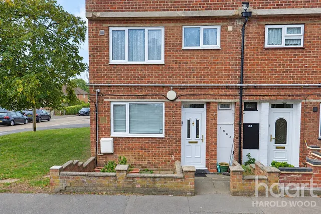 Petersfield Avenue, Harold Hill, RM3, photo 1