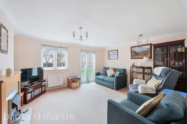 St. Annes Drive North, Redhill, RH1, photo 2