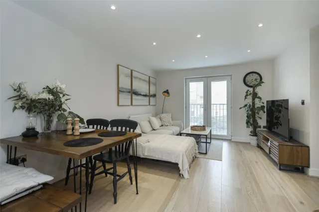Pettacre Close, Woolwich, SE28, photo 1