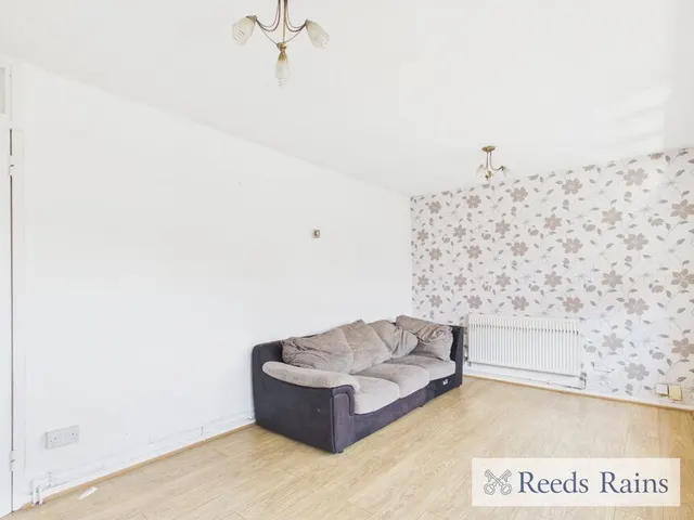 Photo 3 — Nash Road, Romford, RM6