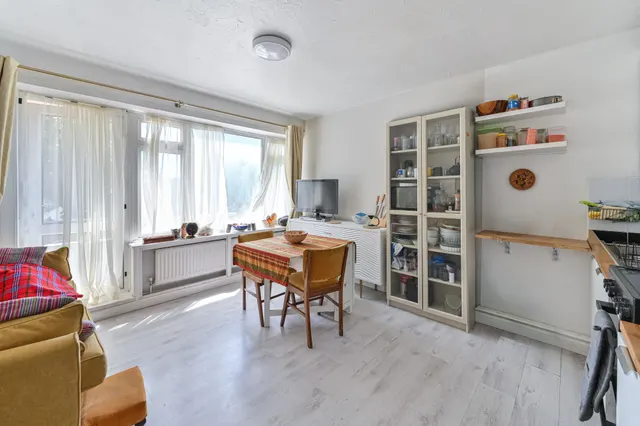 Photo 2 — Flat 10, Lakeview Court, 5 Handsworth Avenue, London