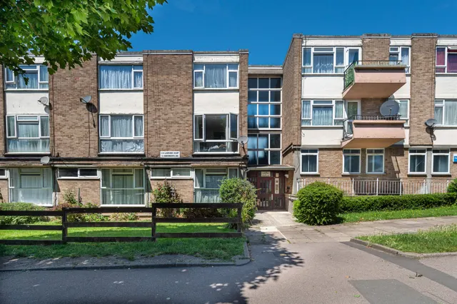 Flat 10, Lakeview Court, 5 Handsworth Avenue, London, photo 1