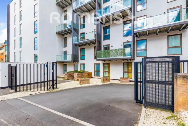 Farnborough Road, Farnborough, GU14, photo 1