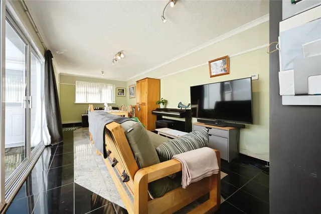 Photo 2 — Knaves Hill, Leighton Buzzard, Bedfordshire, LU7
