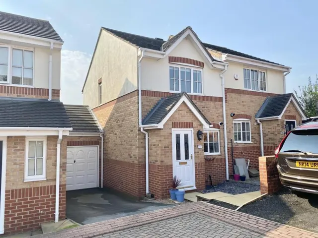 Marsh Court, PUDSEY, photo 1