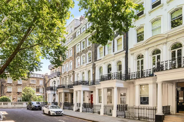 19 Chase Court, 28-29 Beaufort Gardens, London, photo 1