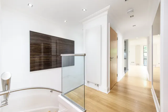 Photo 3 — 2 Heath Cut Lodge, North End Way, London