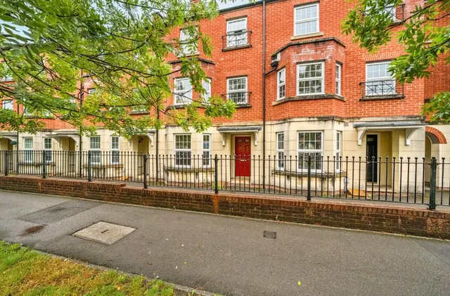 Queen Elizabeth Drive, Swindon, SN25, photo 1