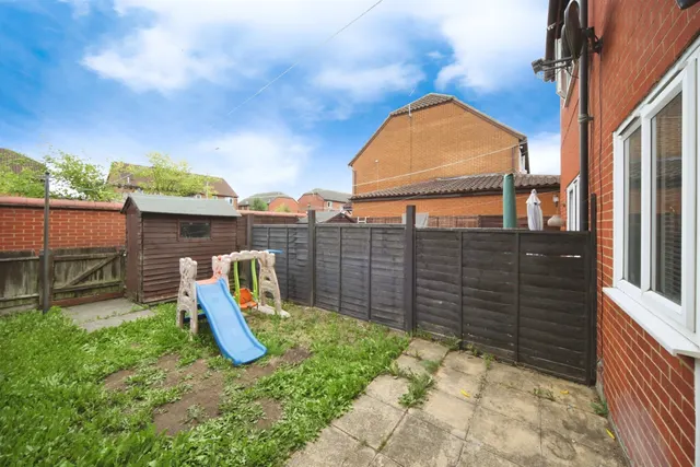 Photo 3 — Evans Close, Houghton Regis, Dunstable