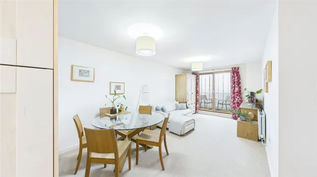 Wingate Square, London, SW4, photo 1