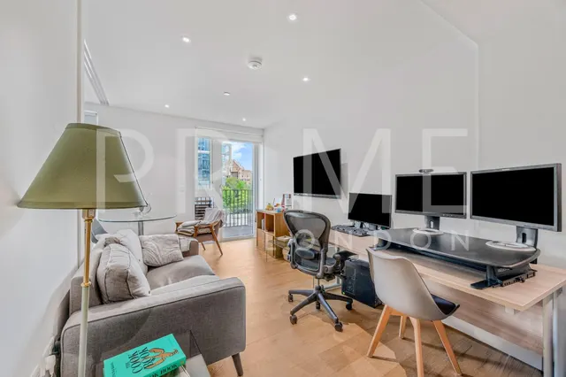 Ariel House, London Dock, E1W, photo 1