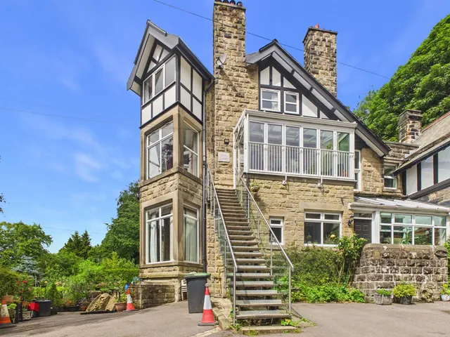 Manchester Road, Buxton, photo 1