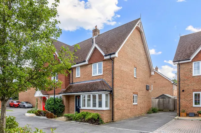 Edwards Close, Broadbridge Heath, RH12, photo 1