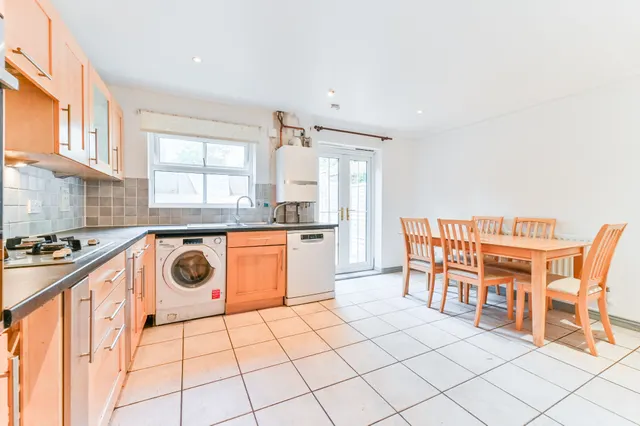 Photo 3 — 20 Sycamore Close, South Croydon
