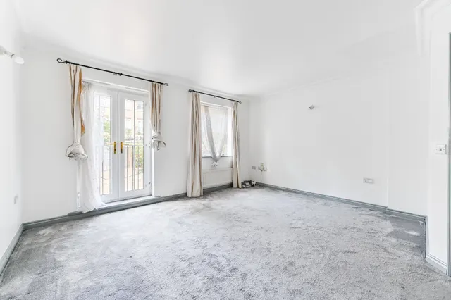 Photo 2 — 20 Sycamore Close, South Croydon