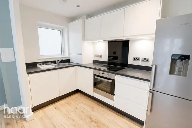Reservoir Way, Hainault, IG6, photo 3