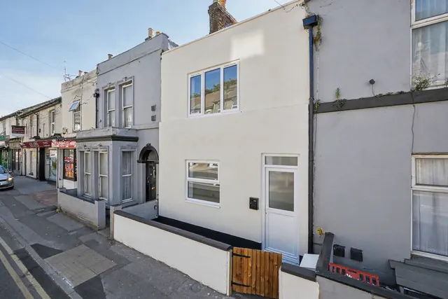 Photo 2 — Flat 2, Luton Road, Chatham, Kent, ME4 5AA