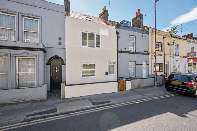 Flat 2, Luton Road, Chatham, Kent, ME4 5AA, photo 1