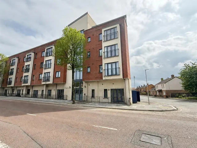Brown Square, Belfast, BT13, photo 1