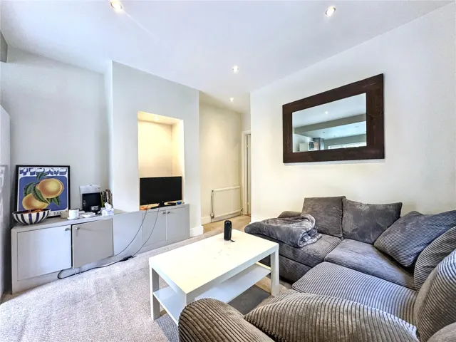 Astonville Street, London, photo 2