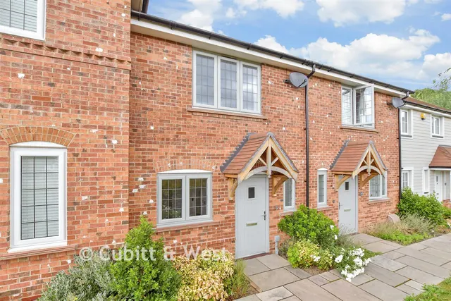 Taverner Square, Cranleigh, GU6, photo 1