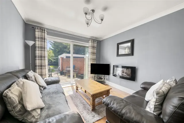 Photo 3 — Herlwyn Avenue, Ruislip