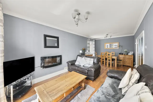 Photo 2 — Herlwyn Avenue, Ruislip