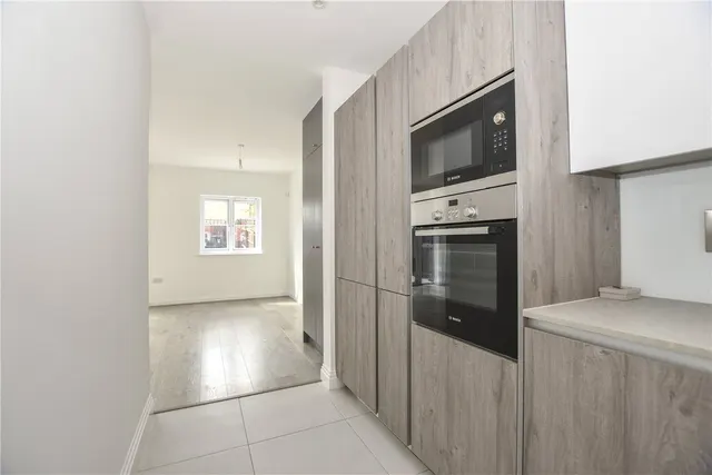 Photo 3 — Hazylwood, Wokingham, Berkshire, RG40