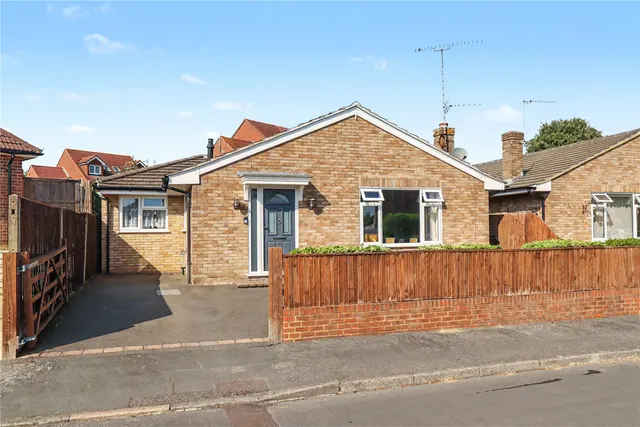 Mayhurst Crescent, Maybury, GU22, photo 1