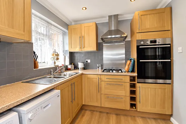 Mayhurst Crescent, Maybury, GU22, photo 3