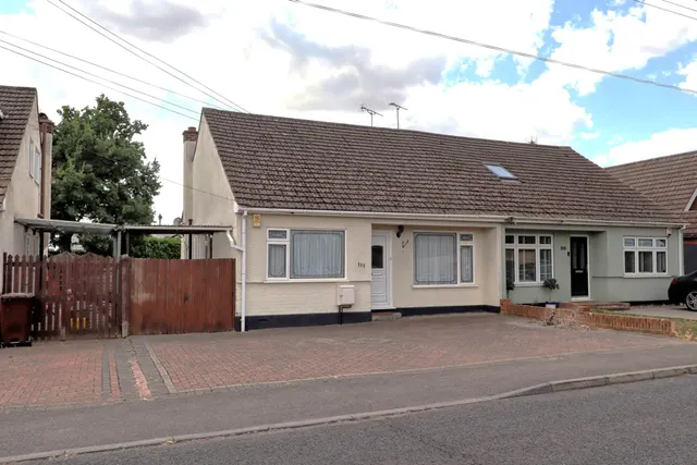 3 bedroom house — Common Lane, Thundersley, SS7 3RY