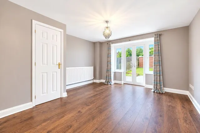 Queens Crescent, Livingston, EH54, photo 3