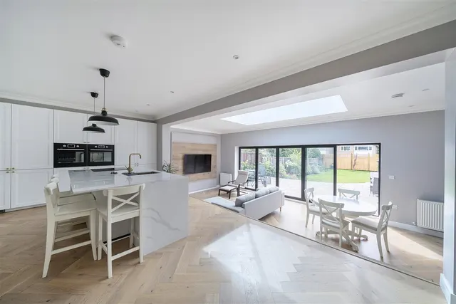 Photo 3 — Oundle Avenue, Bushey