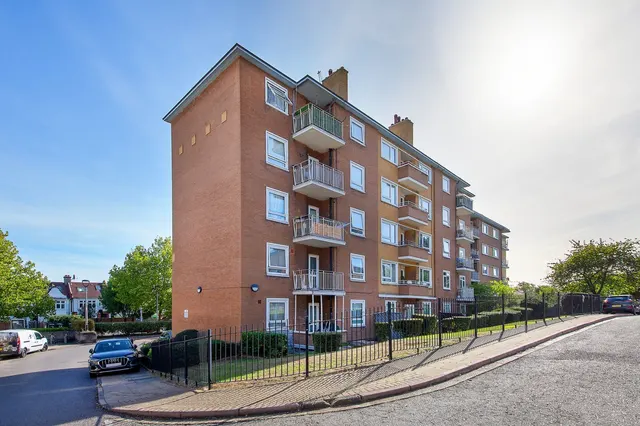 2 bedroom flat, Harbin House, Tulse Hill, SW2