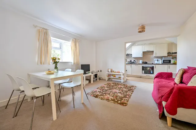 Photo 2 — 7b, Cobbett Road, Guildford