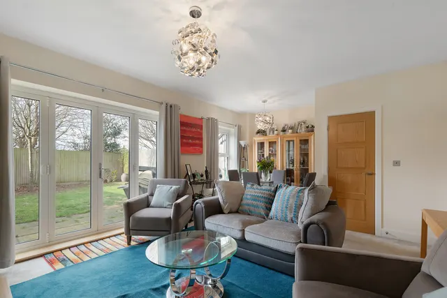 Roper Crescent, Sunbury-on-thames, TW16, photo 3