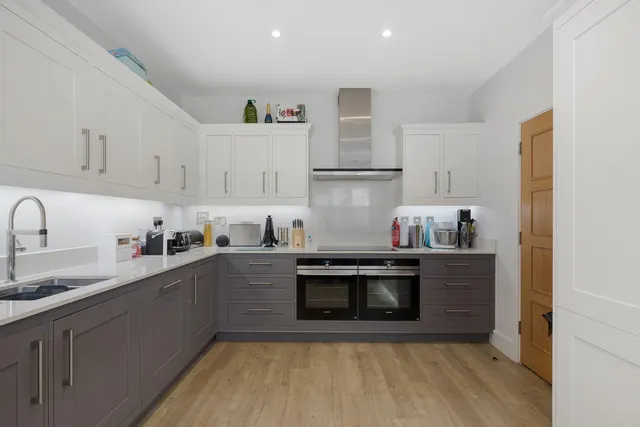Roper Crescent, Sunbury-on-thames, TW16, photo 1
