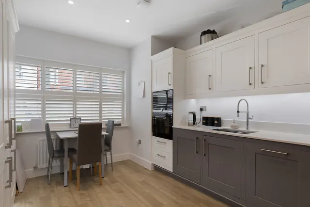 Roper Crescent, Sunbury-on-thames, TW16, photo 2