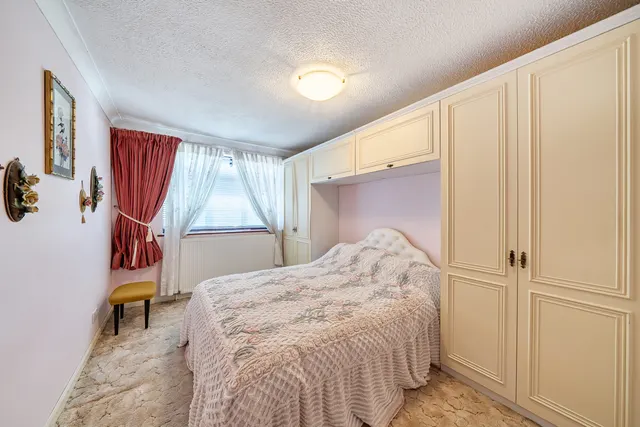 Photo 2 — Manor Close, Ruislip, HA4