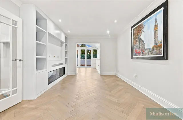 Kings Mews, Chigwell, IG7, photo 2