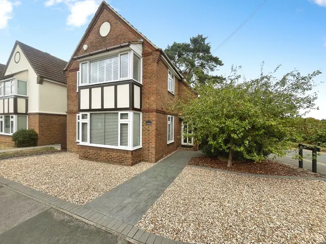 St. Georges Road, Badshot Lea, Farnham, Surrey, GU9 9LX, photo 1