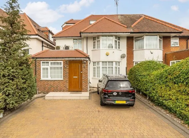 The Vale, Golders Green, NW11, photo 1