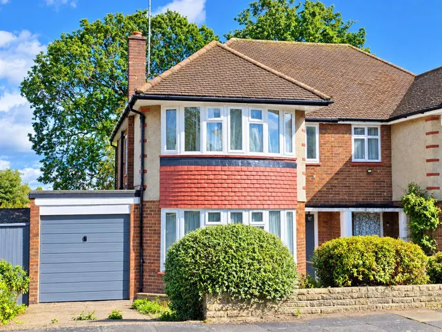 3 bedroom house — South Lodge Drive, Southgate, N14