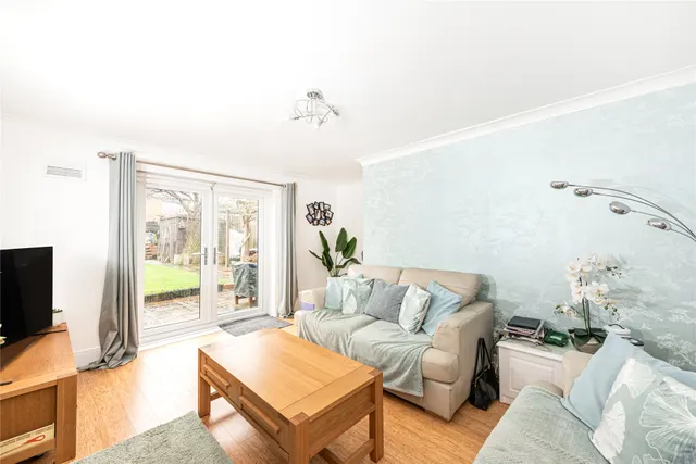 London Road, Broughton, MK10, photo 2