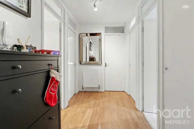 Elgar Avenue, London, NW10, photo 2