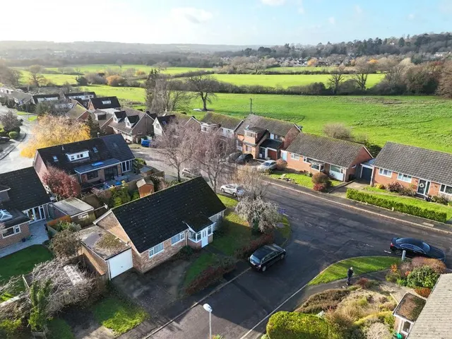 Olivers Way, Colehill, BH21, photo 2