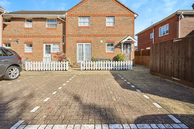 Cemetery Road, Binstead, PO33, photo 1