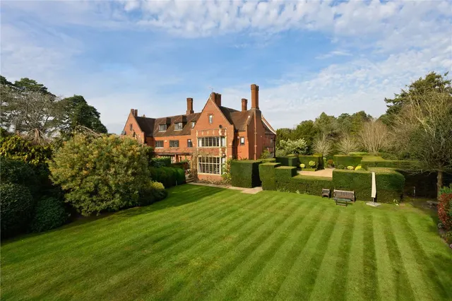 Old Avenue, St George's Hill, Weybridge, Surrey, KT13 0QE, photo 1